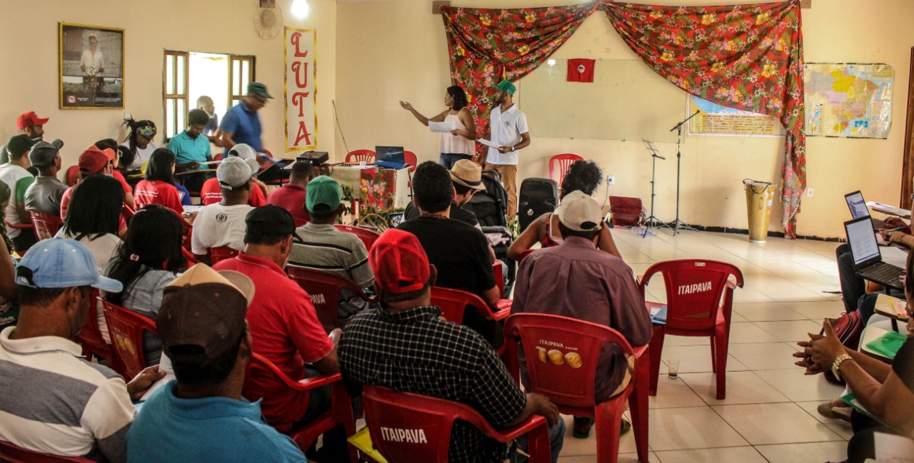 No momento você está vendo Gestão e valorização da agrobiodiversidade: seminário debate estruturação da rede produtiva da mandiocultura, produção de farinha e derivados no Extremo Sul da Bahia.