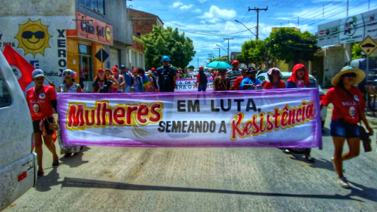 No momento você está vendo Mulheres Sem Terra ocupam as ruas de Juazeiro, em protesto contra a CODEVASF e INCRA