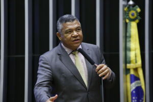 Leia mais sobre o artigo Deputado Sem Terra,Valmir Assunção, destina 3,5 milhões para o combate ao corona vírus na Bahia.