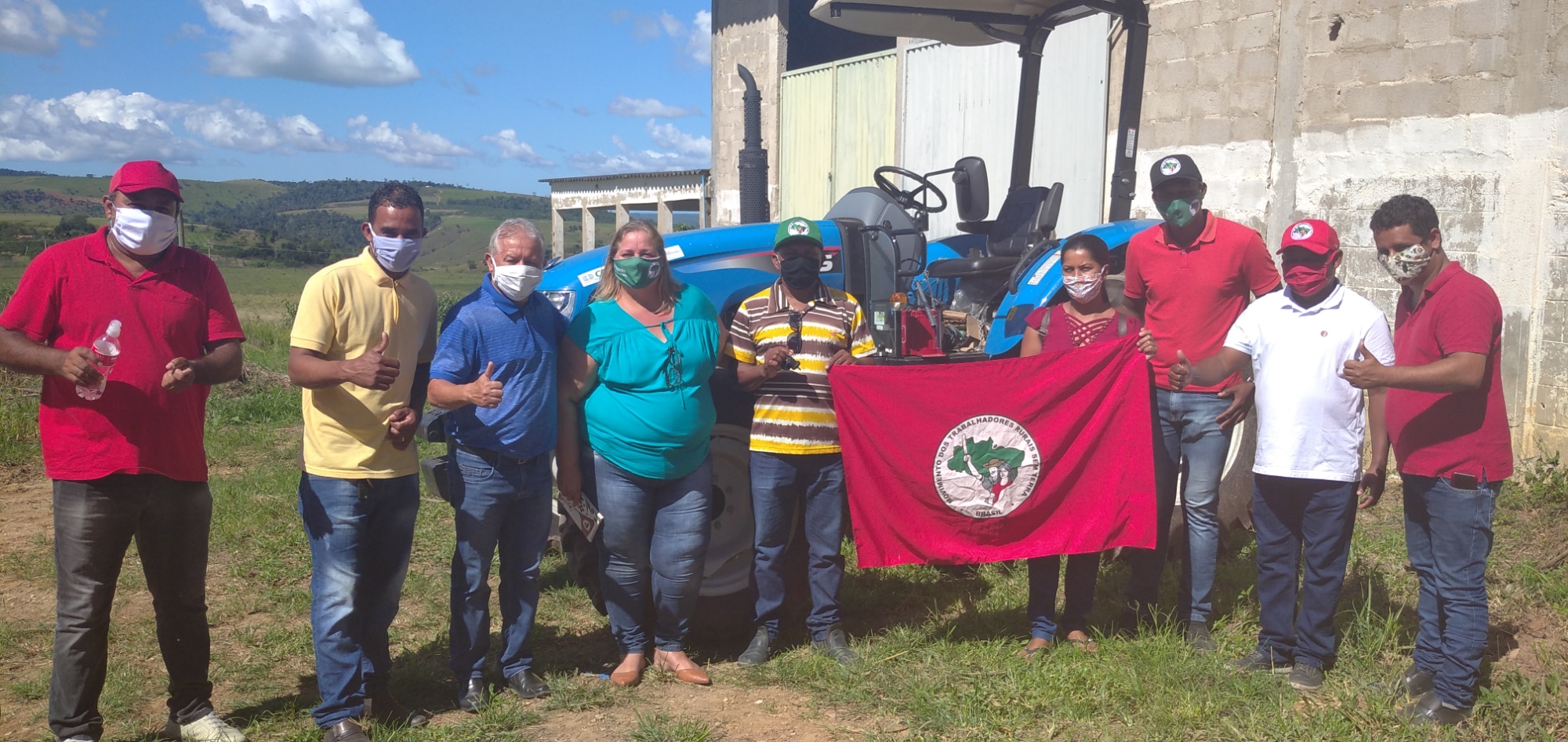 No momento você está vendo Agricultura familiar conquista trator para acampamentos e assentamentos do extremo sul da Bahia.