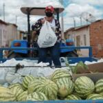 Mulheres Sem Terras doam alimentos e protestam contra Bolsonaro em Santa Brígida-BA