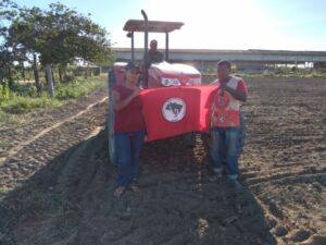 Agricultores do MST recebem suporte para preparo da terra e incentivo à produção de alimentos saudáveis 