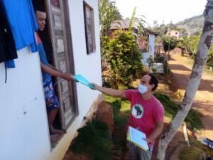 Leia mais sobre o artigo Desafios do Ensino Remoto: visita às casas das famílias e entrega de atividades impressas da Escola Luana Carvalho