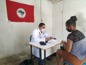 Leia mais sobre o artigo Famílias do Acampamento Fábio Henrique no município de Prado/BA recebem atendimento na área da Saúde e na área Jurídica