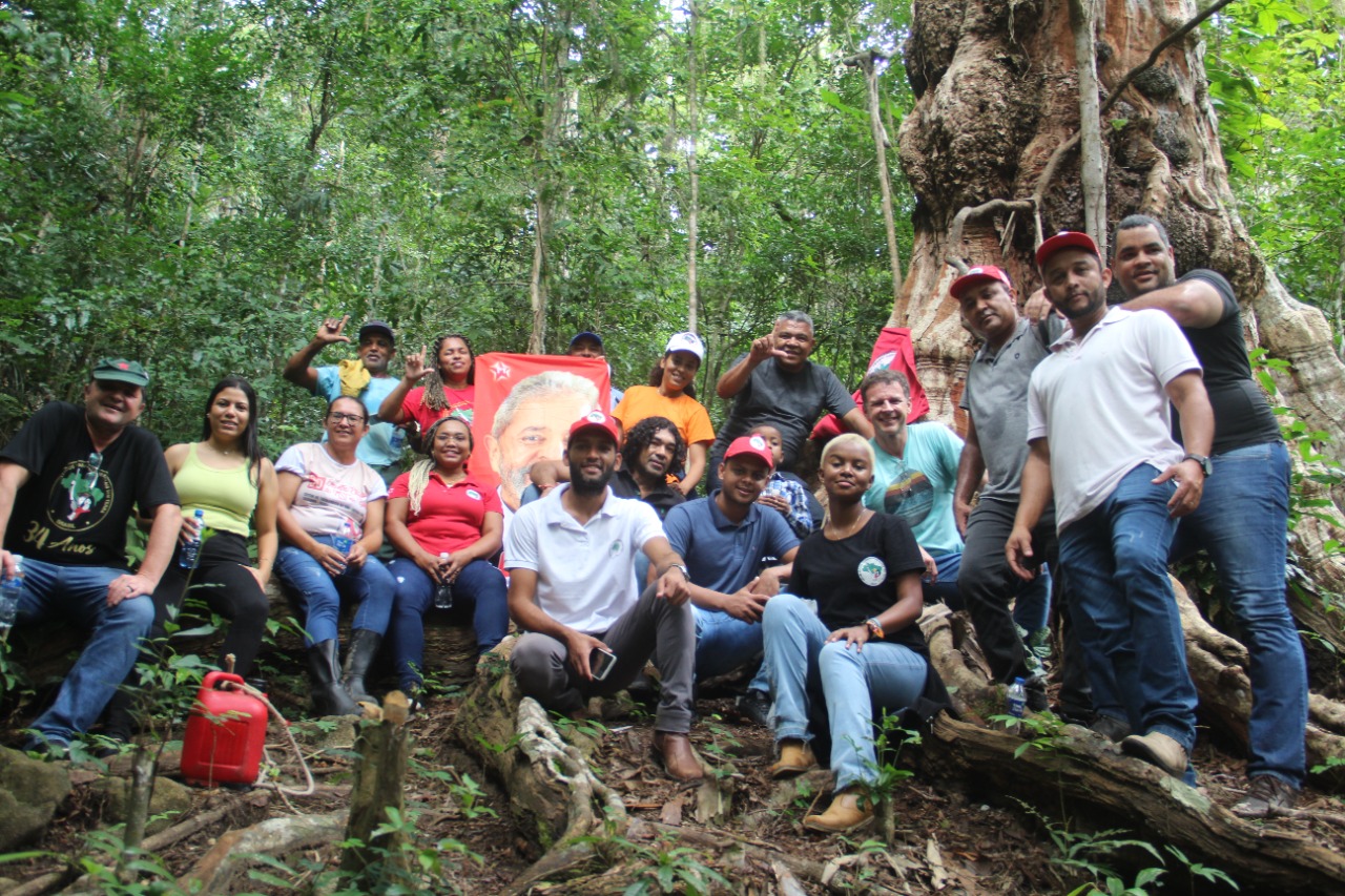 Amigos do MST visitam a árvore de Pau Brasil de 608 anos no extremo sul da Bahia