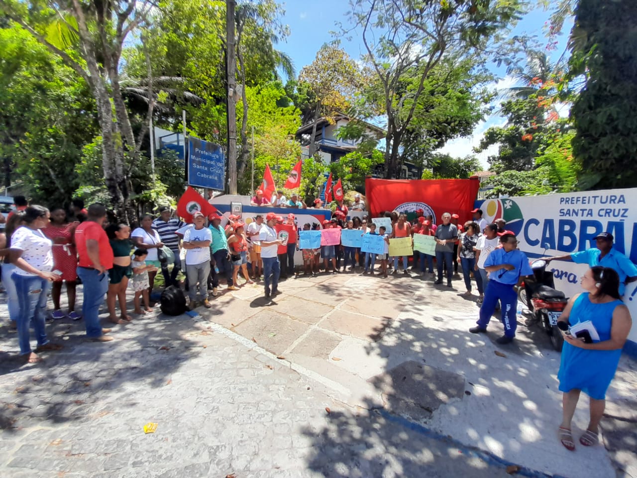 Famílias do MST ocupam prefeitura de Santa Cruz de Cabrália/BA  